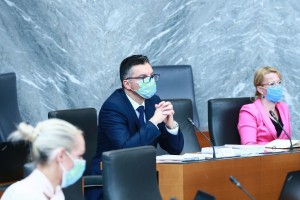 Šarec: Vladno poročilo o poslih z maskami "ni vredno papirja, na katerem je natisnjeno"