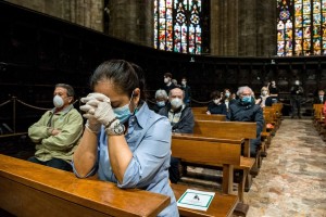 V cerkvah so znova obvezne zaščitne maske