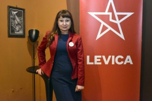 Poslanka Violeta Tomić ozmerjala "prenapeteža", ki ji je domov poslal kuverto z belim prahom