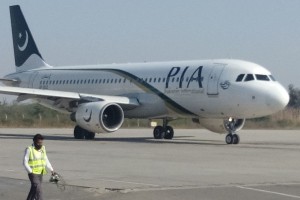 V Pakistanu na naselje strmoglavil Airbus A320 z več kot sto ljudmi na krovu