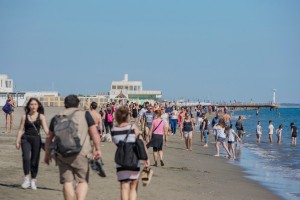 Italijani so se spustili z verige: množice drejo na plaže in v lokale, mladina se zbira v mestnih središčih