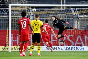 Bayern šokiral Dortmund in naredil pomemben korak k osmemu zaporednemu naslovu prvaka