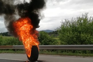 Objestnost: neznanec na vozišče hitre ceste skozi Maribor vrgel gorečo pnevmatiko