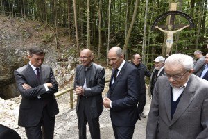 Anketa: ali Slovenci res mislijo, da smo na pragu državljanske vojne, kot hujska Janša?