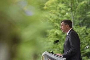 Borci pritiskajo na Pahorja, naj se ne klanja nad "fojbo laži" v Bazovici