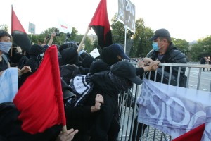 Kako so protestniki s prikritimi obrazi iz vrst Antifa na vsak način poskušali sprovocirati policiste