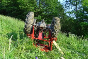 FOTO: Prevrnil se je s traktorjem