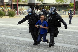 Pred DZ znova burno, policija protestnike odnašala s popolnoma ograjenega Trga republike (FOTO)