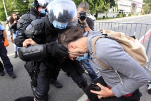 Policija je prisilna sredstva uporabila zoper 12 protestnikov na petkovih protestih