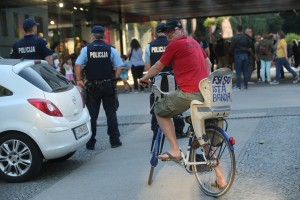 Reportaža: pod krinko na petkovih protestih