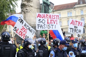 Alternativno proslavo na Prešernovem trgu zmotili rumeni jopiči: Anarhisti so levi fašisti!