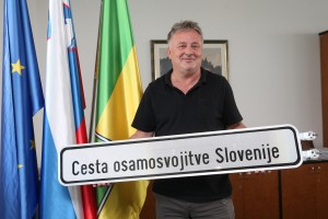 "Če ustavno sodišče meni, da Titova cesta mora ostati, naj si sedanja sestava to medaljo pripne na prsi in naj pač bo tako"