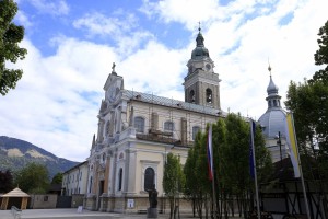 Do 5. januarja podaljšane omejitve pri verskih obredih, v kulturnih ustanovah in kinih