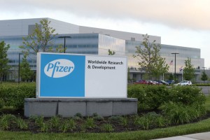 Velika Britanija je kot prva odobrila cepivo proti covidu-19 Pfizerja in BioNTecha