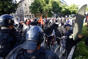 Protestni petek: zmerjanje na daljavo med rumenimi jopiči in protivladnimi protestniki (FOTO)