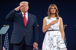 Uf, tega si Melania gotovo ni želela: prvi dami se posmehujejo zaradi obleke za 2400 dolarjev