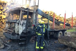 FOTO: Zagorela sta gospodarski objekt in tovornjak