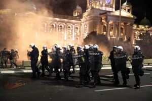 Pakt Janša, Orban, Vučić: poglejte, kako se nekdanji Miloševićev politični učenec Aleksandar Vučić brutalno »bori za svobodo« (VIDEO)