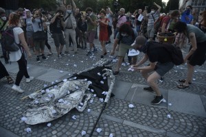 Protestniki pred parlamentom so se znesli nad "Janšo" (FOTO)