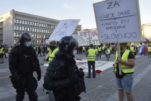 Policija o petkovih protestih: Zoper eno osebo smo uporabili prisilna sredstva