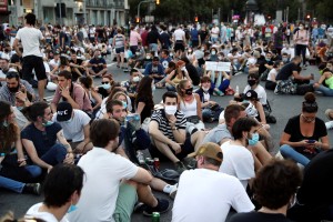 Namesto nasilnih tokrat "sedeči protesti" proti Vučiću