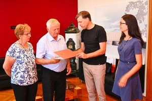 FOTO: Župan čestital pridelovalcu zmagovalnega županovega vina