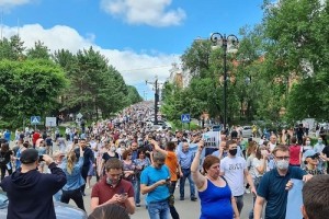 Na ruskem daljnem vzhodu upor proti Moskvi in množični protesti v podporo guvernerju, obtoženemu umorov