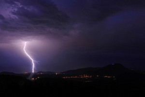 Močni nalivi, sunki vetra in udari strel v pasu od Koroške do Kočevske