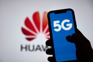 150 milijonov škode za Slovenijo, če iz tekme za 5G izloči Huawei