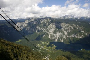 Pri sestopu z Vogla se je izgubil obnemogli planinec, z vitlom so ga dvignili v helikopter in odpeljali v dolino