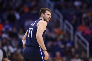 Luka Dončić se je proti LeBronu vrnil na parket in navijače šokiral z zvinom gležnja (VIDEO)