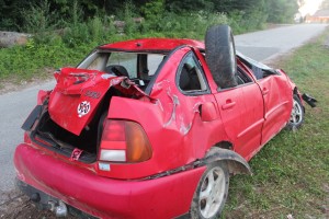 21-letnik v Črnomlju izgubil nadzor nad vozilom in končal na strehi (FOTO)