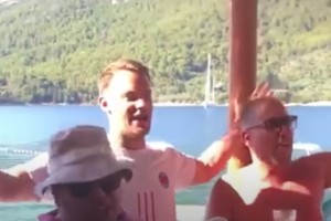 Slavni nemški vratar na Hrvaškem prešerno prepeval Thompsonovo pesem, zdaj se brani, da ni imel pojma, kaj poje (VIDEO)