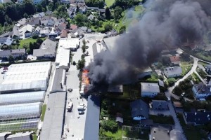 Pogletje, kako je gorelo v Radovljici: oblak dima je bil viden daleč naokrog (FOTO)