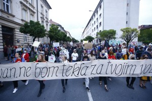 Protestnice so vladi sporočile: Ivan, ne bom tekla za tvojim vozom! (FOTO)