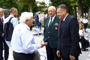 Rdeče zvezde, partizanski pevski zbor, Kučan, Makarovičeva in Jankovič: tako je potekalo odkritje kipa Janezu Stanovniku v Ljubljani (FOTO)