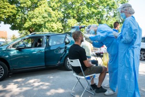 Vlada se bo s strokovnjaki posvetovala, kako preprečiti vnos okužb koronavirusa v državo