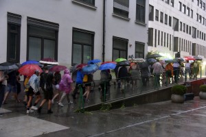 Protestniki bežali pred dežjem in zahtevali, da se denar namesto za vojsko porabi za zdravstvo, kulturo, socialo... (FOTO)