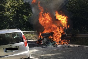 Tragedija na Dolenjskem: v čelnem trčenju zagorel avto, umrli 56-letnica, 38-letnik in dva otroka