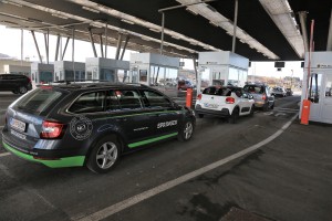 Kaos na Obrežju: Bosanec s tovornjakom polnim migrantov zdrvel skozi zapornico