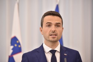 Matej Tonin po provokacijah Damirja Črnčeca le obsodil poveličevanje Adolfa Hitlerja