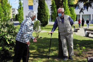 Okužbe se širijo v domovih za starejše, Janša sklical krizno skupino vlade