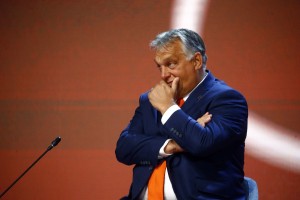 Orban vrača izredne razmere s policijsko uro