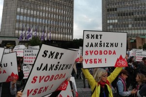 Gesla "smrt fašizmu" in Janševi tviti