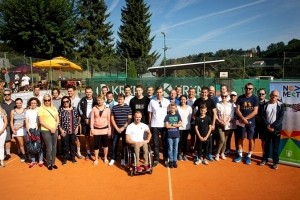 Dobrodelni županov teniški turnir za družino Kastelic