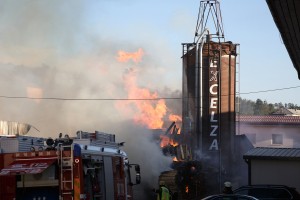 Obsežen požar v Postojni: zaprite okna, ljudem svetujejo gasilci (FOTO)