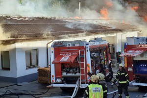 Požar v Postojni pod nadzorom, gasilci še gasijo manjša žarišča