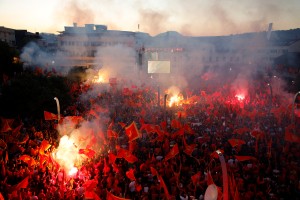 V Podgorici 50.000 protestnikov proti novi vladni koaliciji grmelo: "Ne damo države, ne damo Črne Gore"