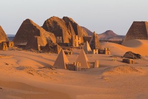 Narasli Nil ogroža starodavne piramide v Sudanu