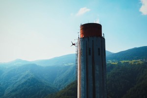 Peklenske akrobacije slovenskih "hudičev" na najvišji zgradbi v Evropi (FOTO in VIDEO)